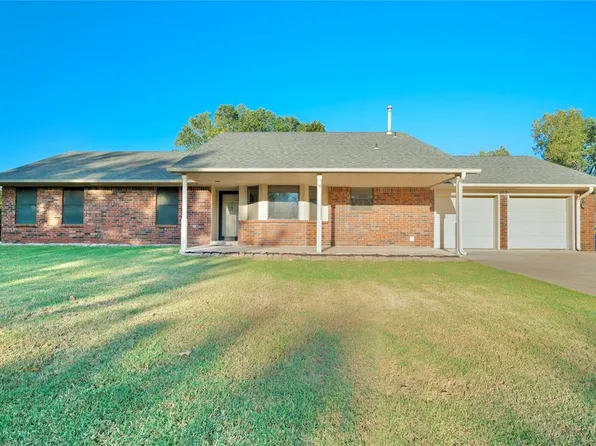 613 N Country Club Ter, Mustang, OK 73064