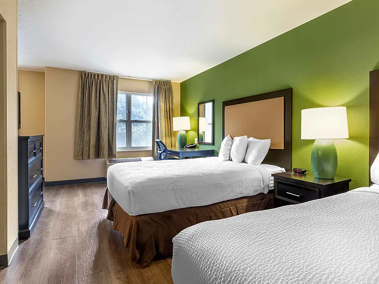 Deluxe Studio - 1 Queen Bed