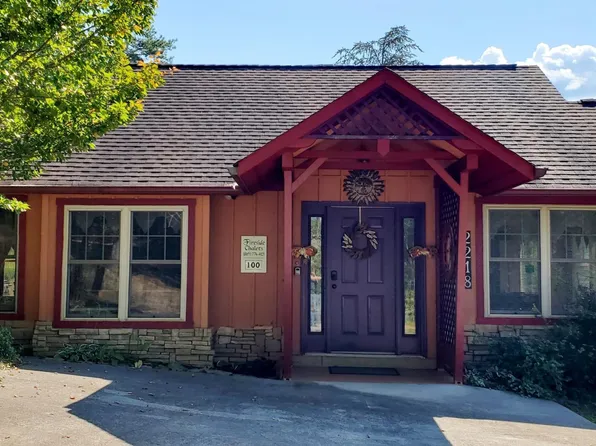 2218 Village Summit Dr, Sevierville, TN 37862