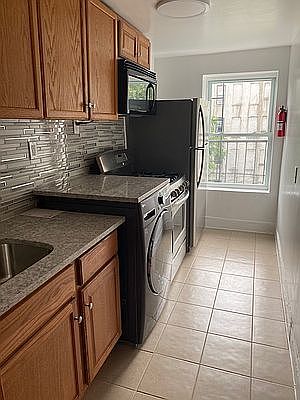 1st image of 555 Putnam Ave #4