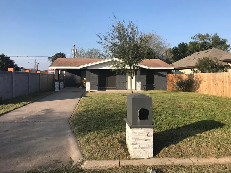 1105 E Cano St — Photo 2