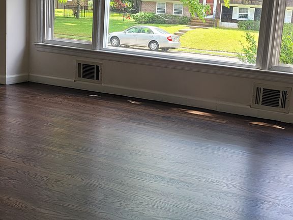 3rd image of 6 Roslyn Dr