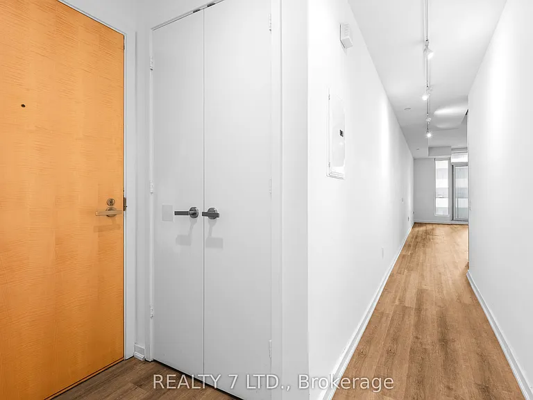 45 Charles St E #1808 — Photo 11