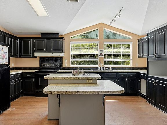 4th image of 819 Lenore Ave