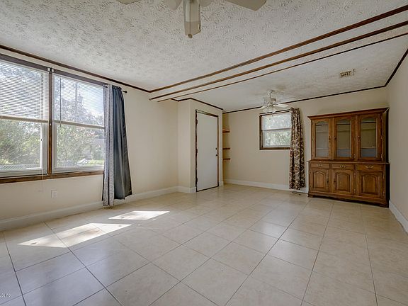 5th image of 2427 Aubrey Ave