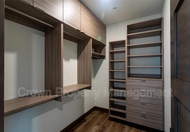 317 Akers Ln #G — Photo 2
