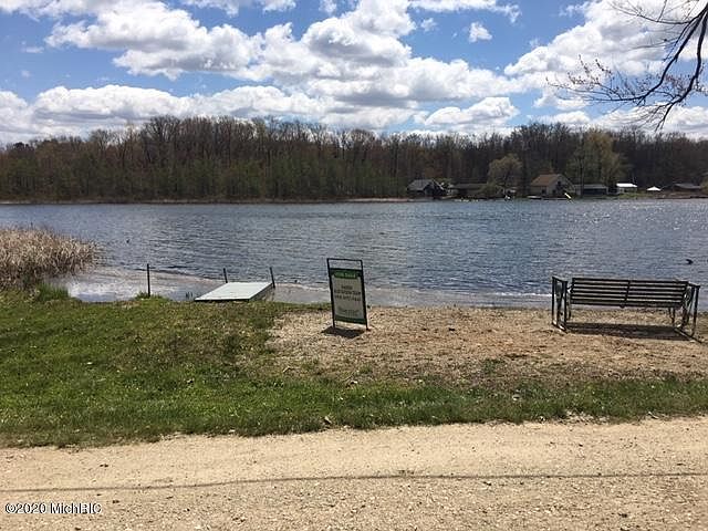1st image of 400 Long Lake Dr