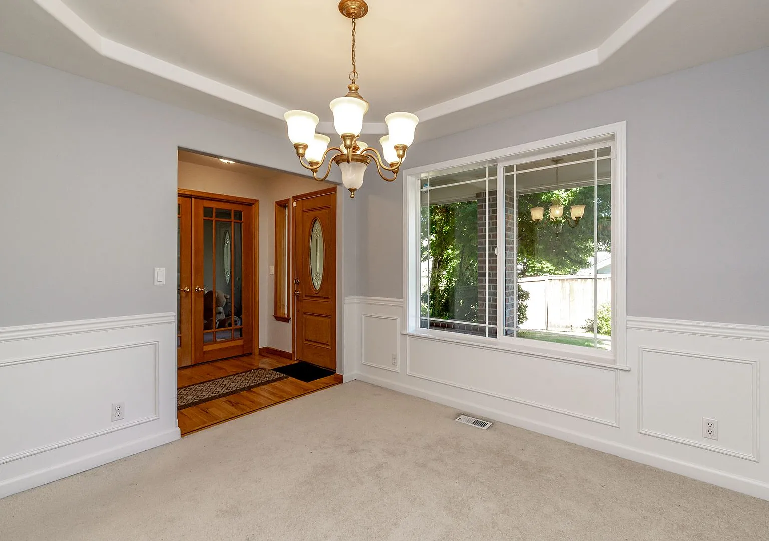 Lovely 5 Bedroom Property at the End of the Cul De Sac! — Photo 4