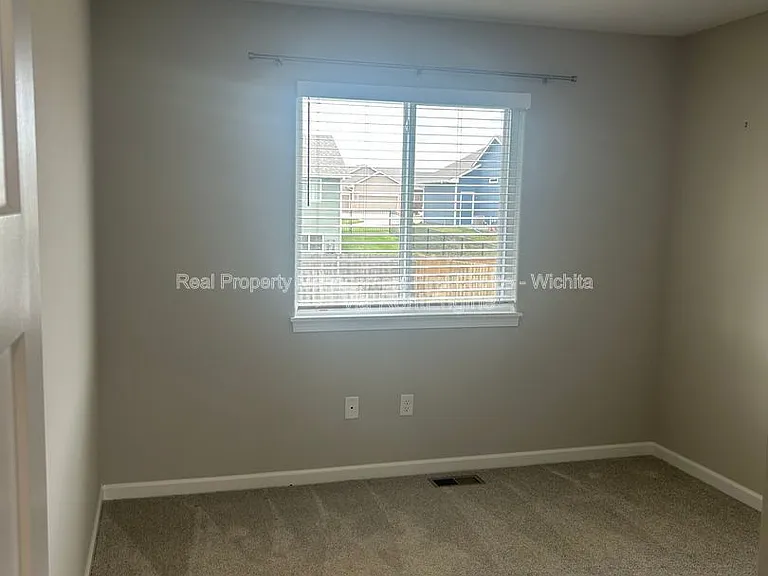 902 E Bellows St — Photo 34