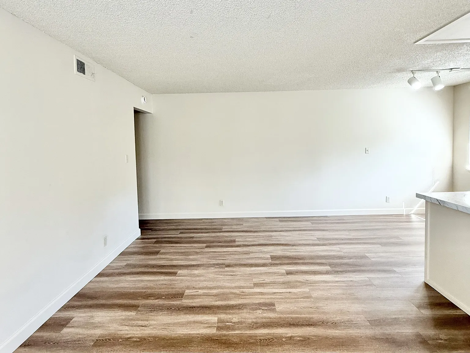 Chrysler Drive, 2120 (J) - 2 — Photo 3