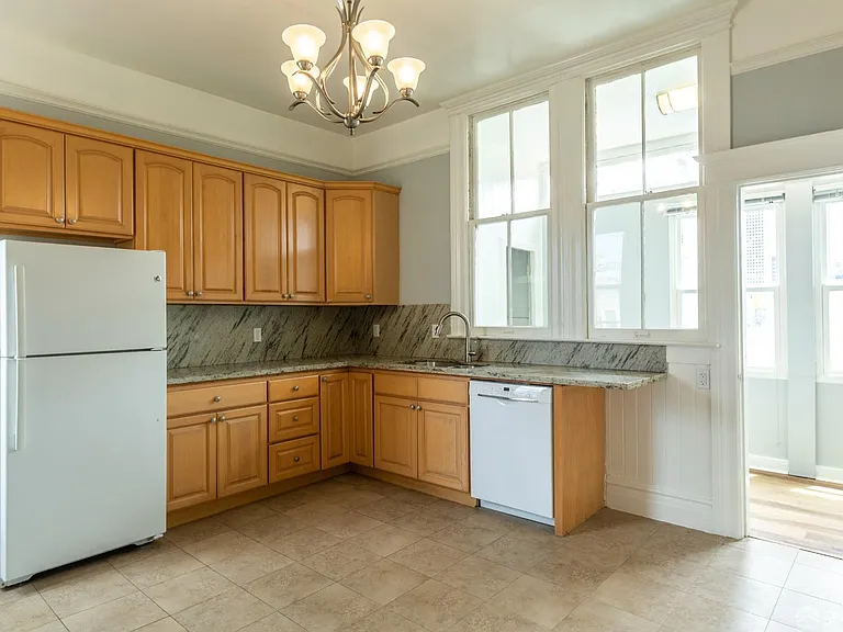 553 Green St — Photo 5