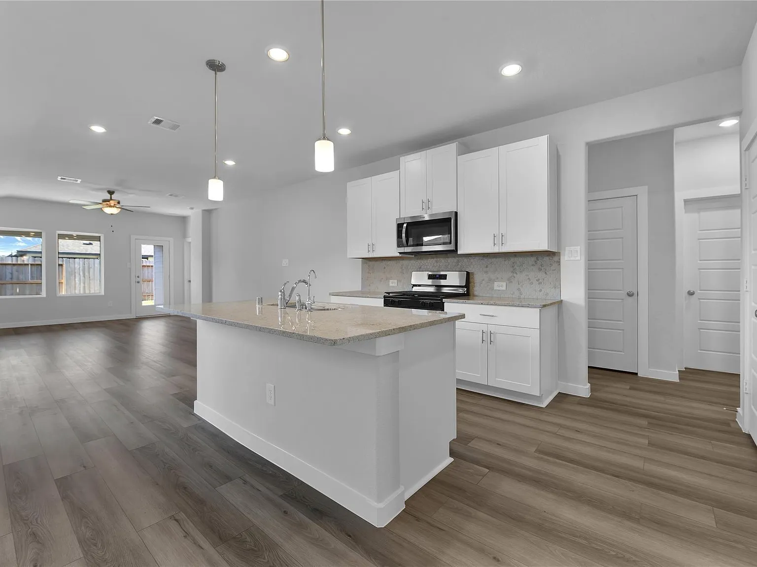 4 bed, 2.0 bath, 1557 sqft, $2,200 — Photo 2