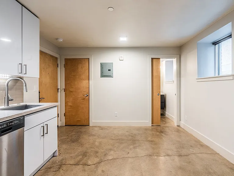 423 Terry Apartment — Photo 18
