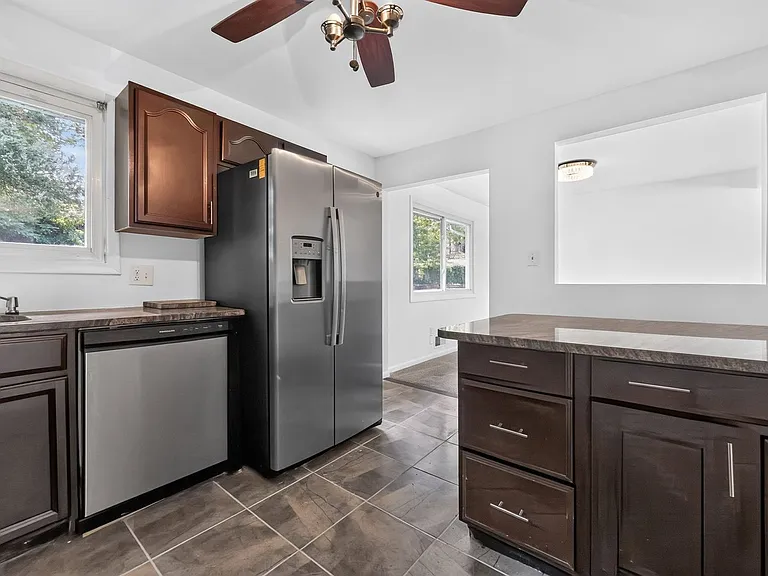 1700 Jarvis Ave — Photo 6