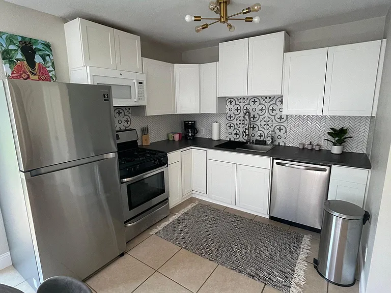 1221 W Hunt St — Photo 3