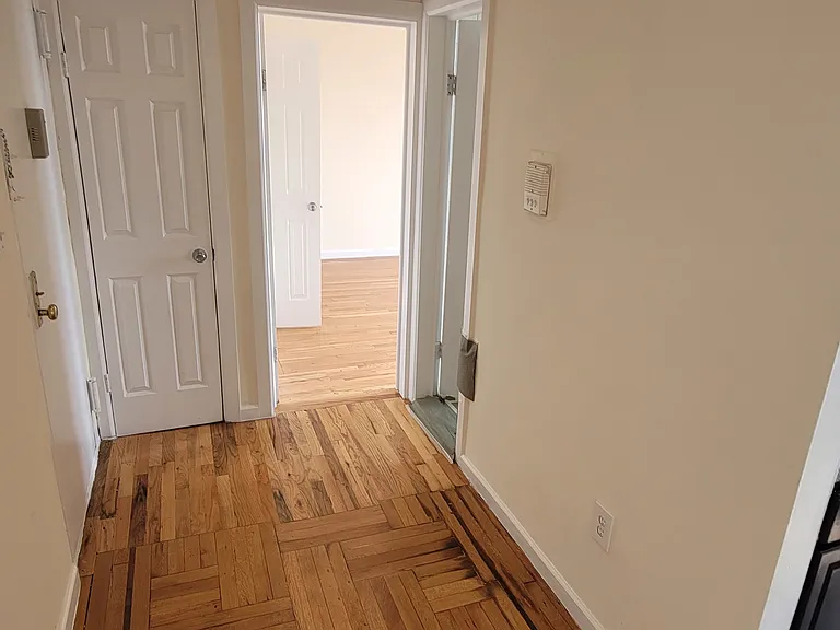 1066 Ward Ave #1E — Photo 2