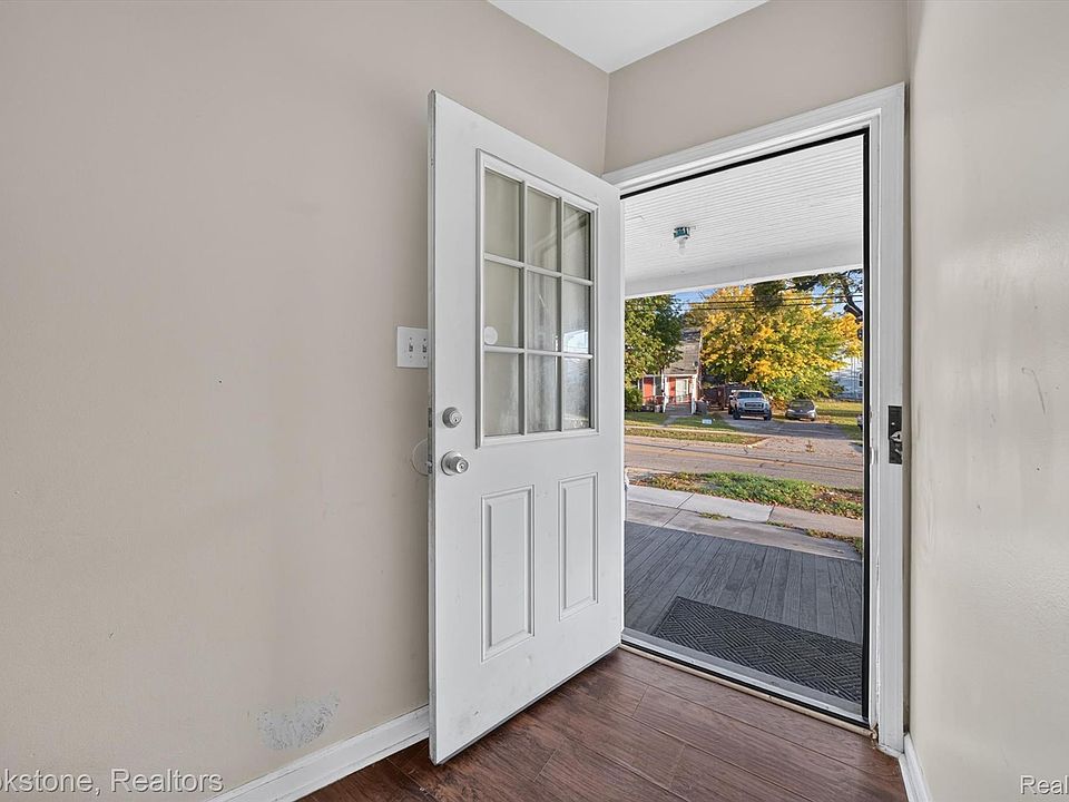 132 E Howard St, photo 6