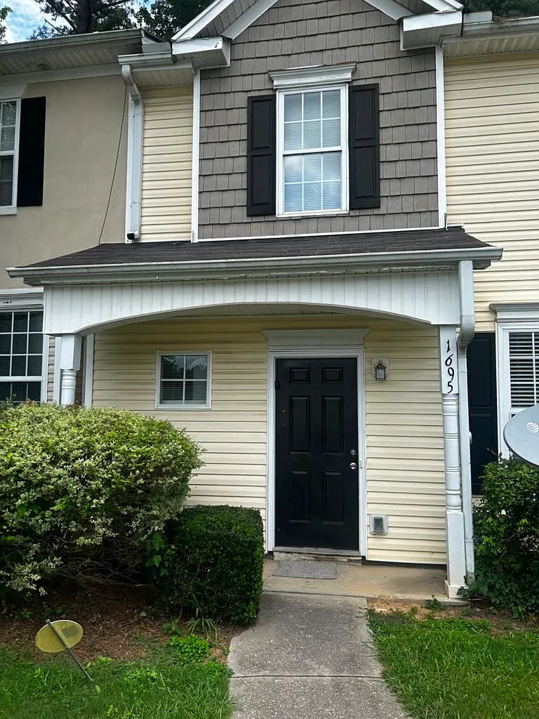 3 bed, 1566 sqft, $2,000 — Photo 1