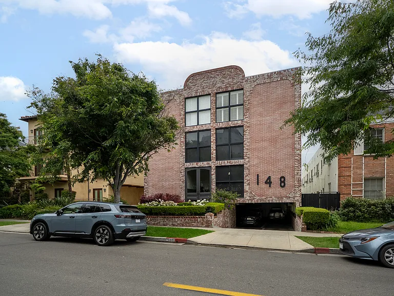 148 S Reeves Dr #4 — Photo 2