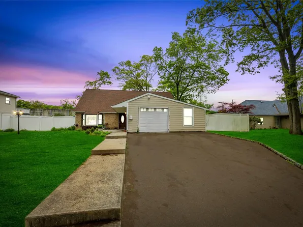 243 Sunflower Lane, Islandia, NY 11749