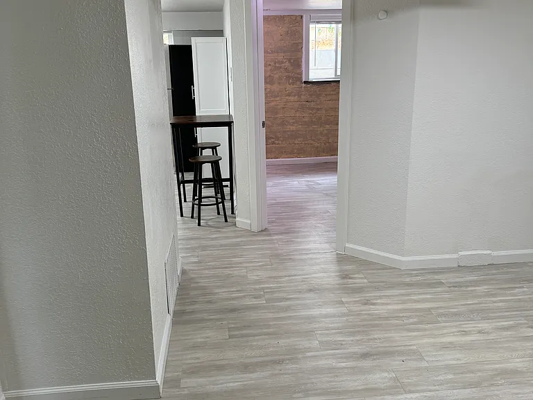 643 Thoma St #B — Photo 4