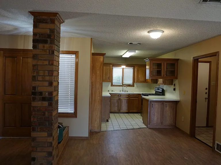 1104 Homestead Dr — Photo 4