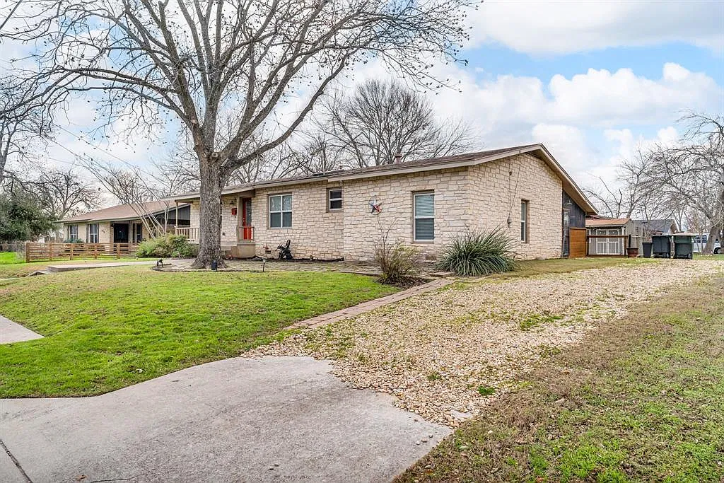 3 bed, 2.0 bath, 1578 sqft, $1,950 — Photo 3
