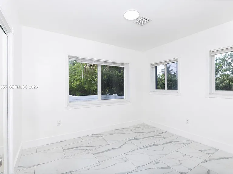 15925 NE 18th Ave — Photo 19