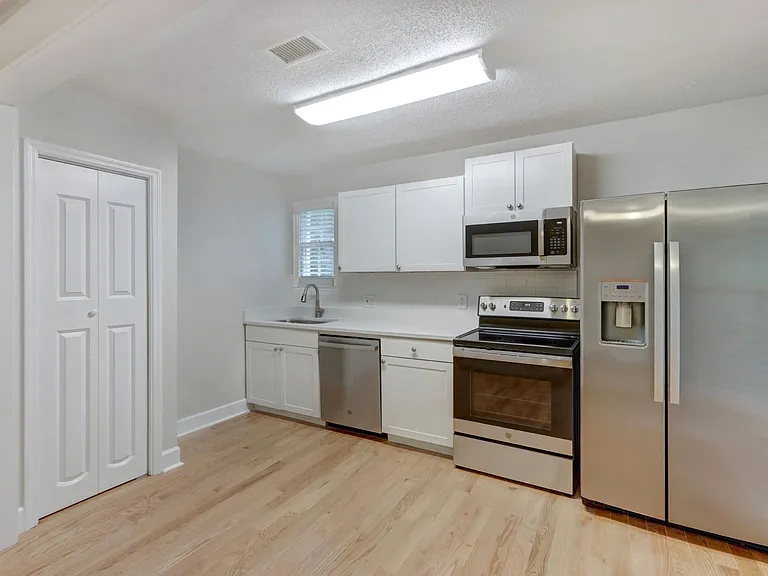 1210 E 54th St Duplex — Photo 10