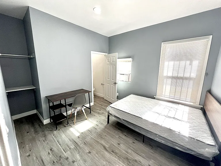 1142 W 35th St #3 — Photo 9