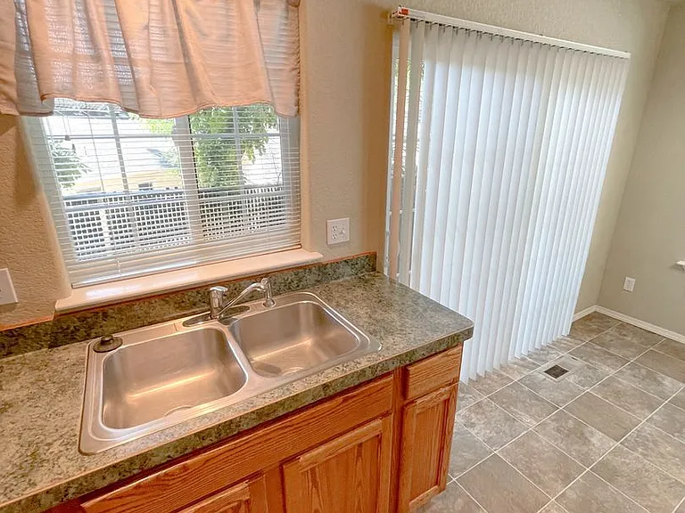 614 Prescott St — Photo 8