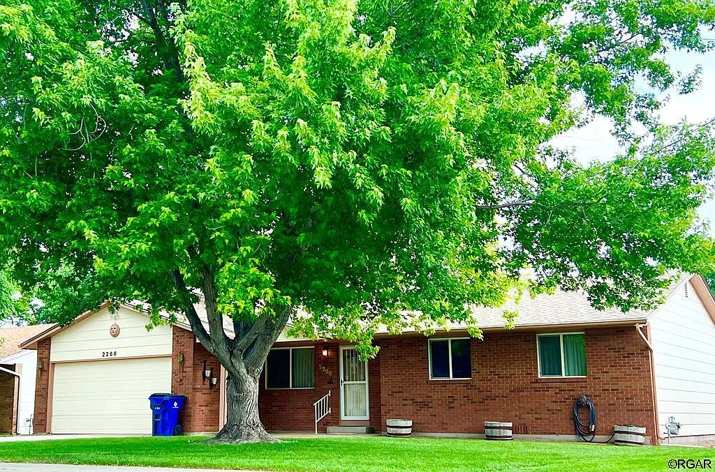 2266 Surrey Ln photo 1