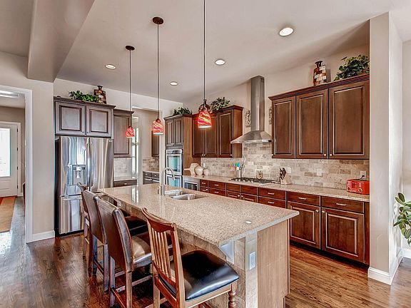 Upgraded kitchen w/ island