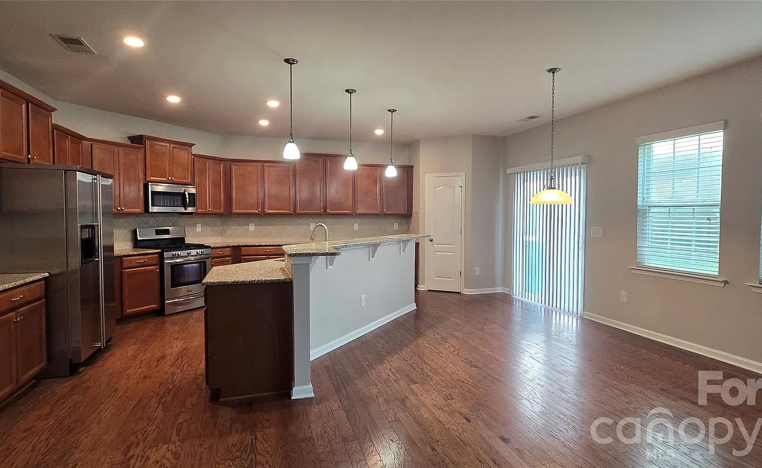 5 bed, 3.5 bath, $2,800 — Photo 2