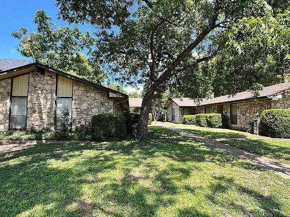 Beautiful Duplex Near Hyde Park
(45th and Red River)