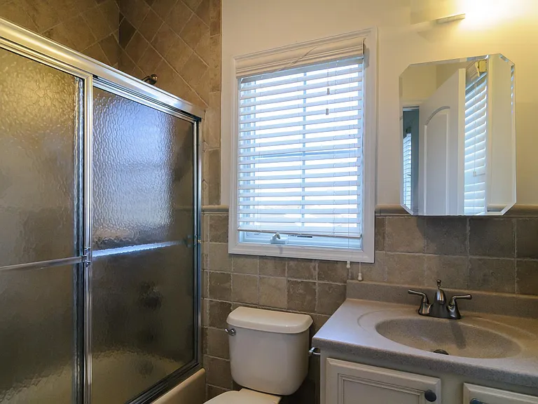 330 Maple Ave #4 — Photo 16