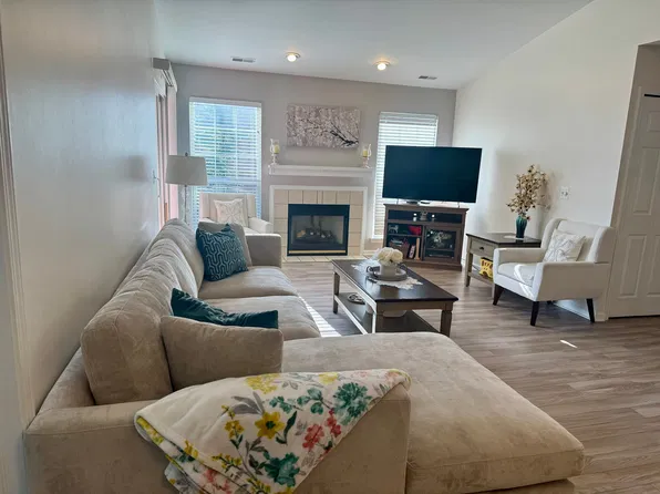 16714 Gemstone Dr, Macomb, MI 48042