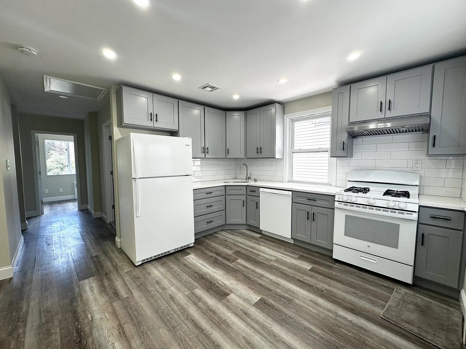 3 bed, 1600 sqft, $3,200 — Photo 2