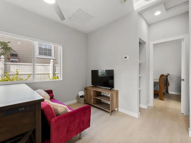 498 Johnston St — Photo 3