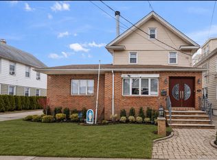 11 W Hitchcock Avenue, Floral Park, NY 11001