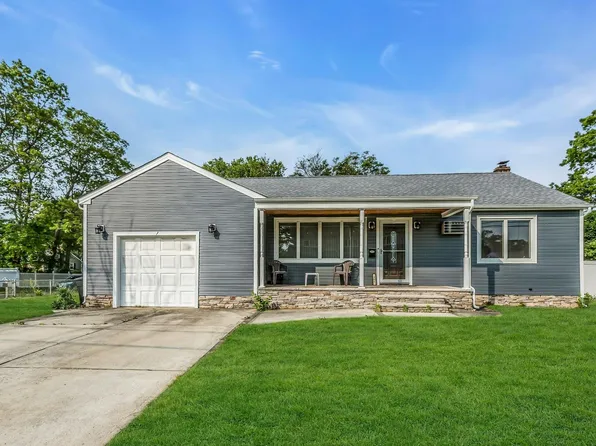 405 N Clinton Avenue, Lindenhurst, NY 11757