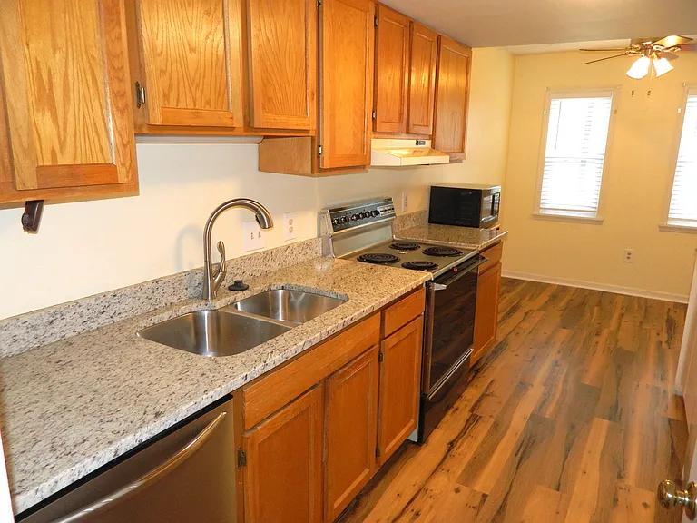 407 Folkstone Cir — Photo 12