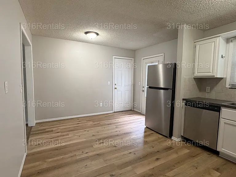 501 W Clark Ave — Photo 6