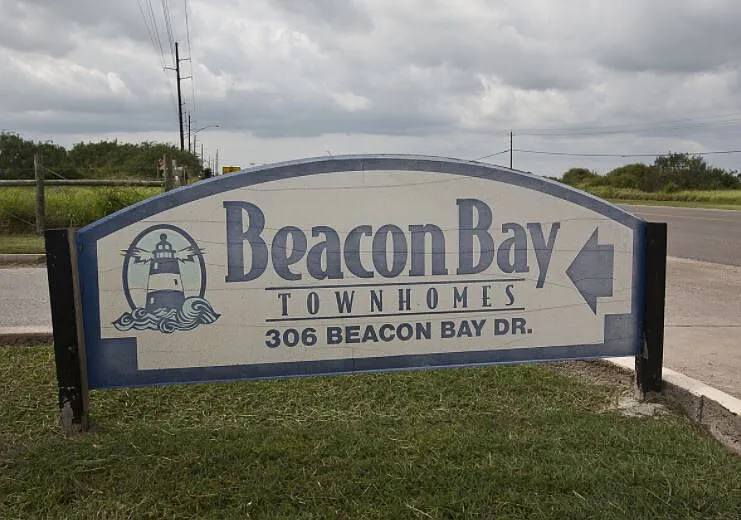 306 Beacon Bay Dr — Photo 1