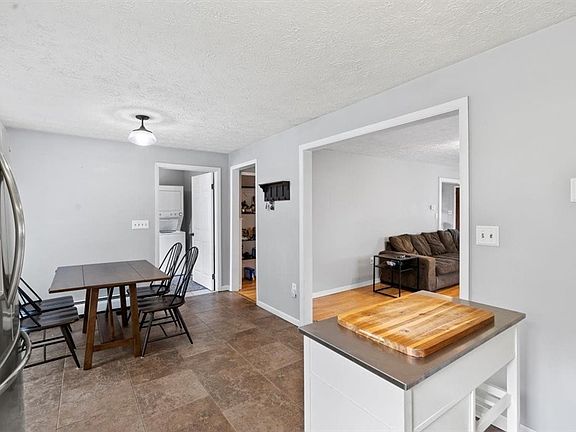 2nd image of 2989 Lyell Rd