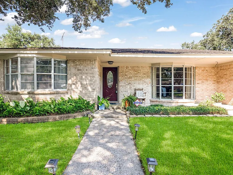 2202 Eaves Dr — Photo 2