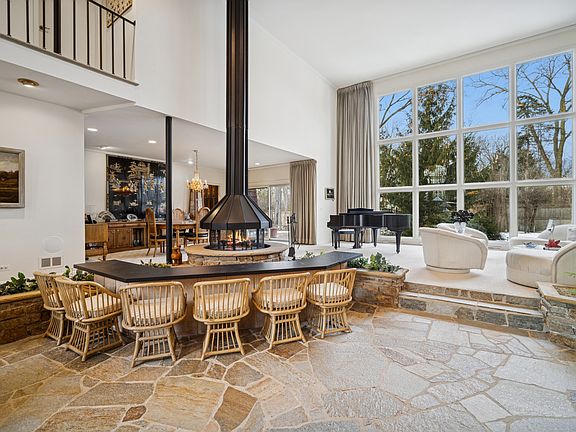 5th image of 990 Heather Rd