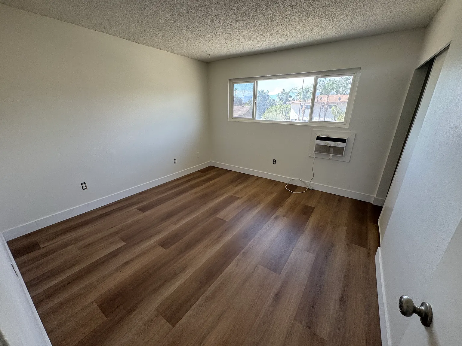 2 bed, 1.5 bath, 1056 sqft, $2,045 — Photo 3