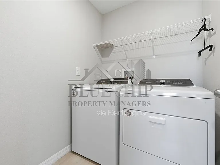 12937 Camarillo Pl — Photo 33