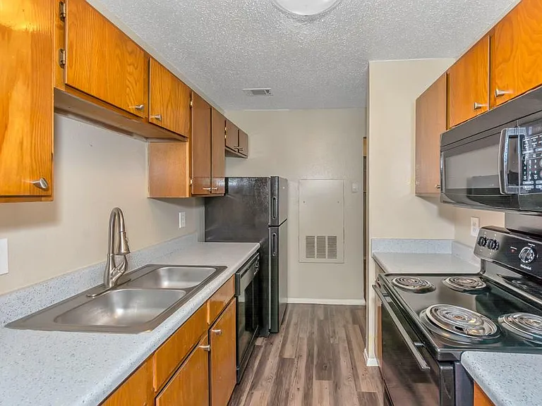 Oak Meadow Apartments — Photo 32